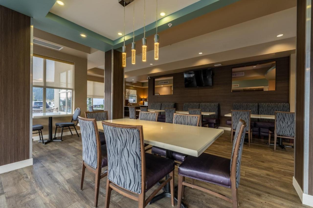 Holiday Inn Express Golden-Kicking Horse By Ihg Eksteriør bilde