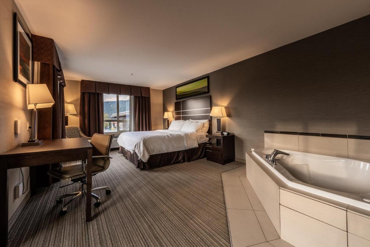 Holiday Inn Express Golden-Kicking Horse By Ihg Eksteriør bilde