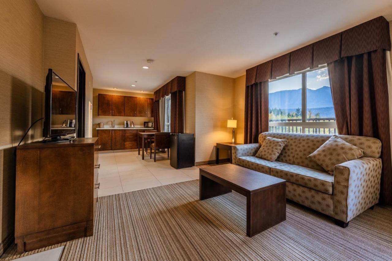Holiday Inn Express Golden-Kicking Horse By Ihg Eksteriør bilde