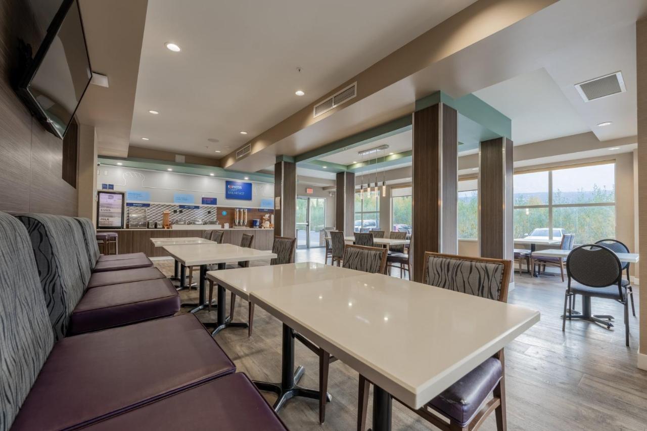 Holiday Inn Express Golden-Kicking Horse By Ihg Eksteriør bilde