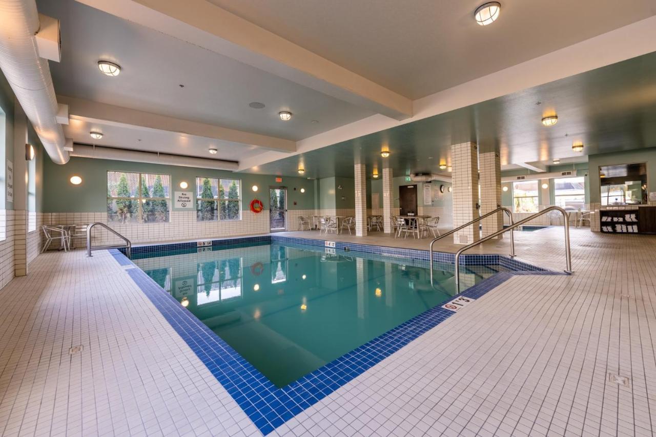 Holiday Inn Express Golden-Kicking Horse By Ihg Eksteriør bilde