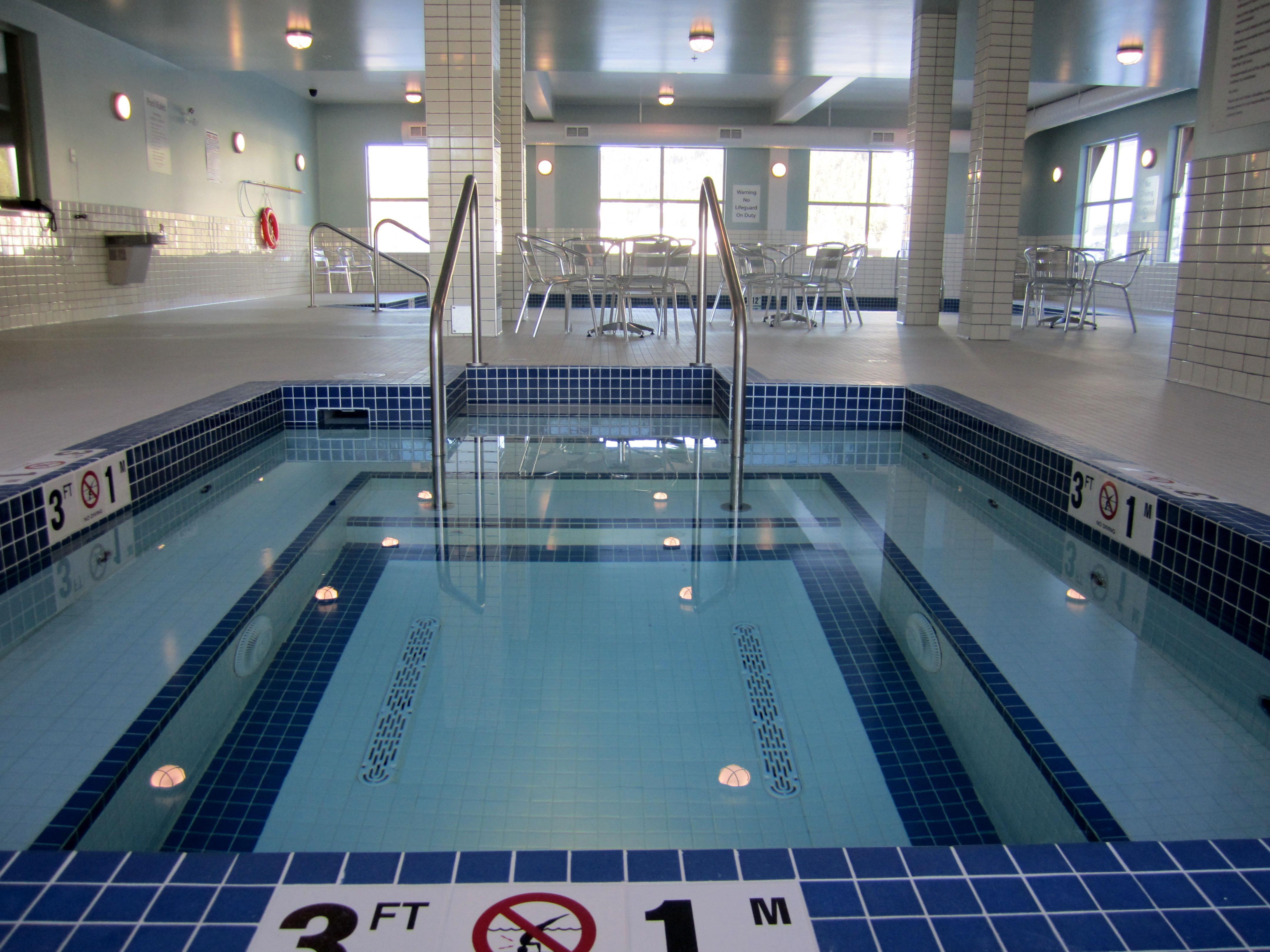 Holiday Inn Express Golden-Kicking Horse By Ihg Eksteriør bilde