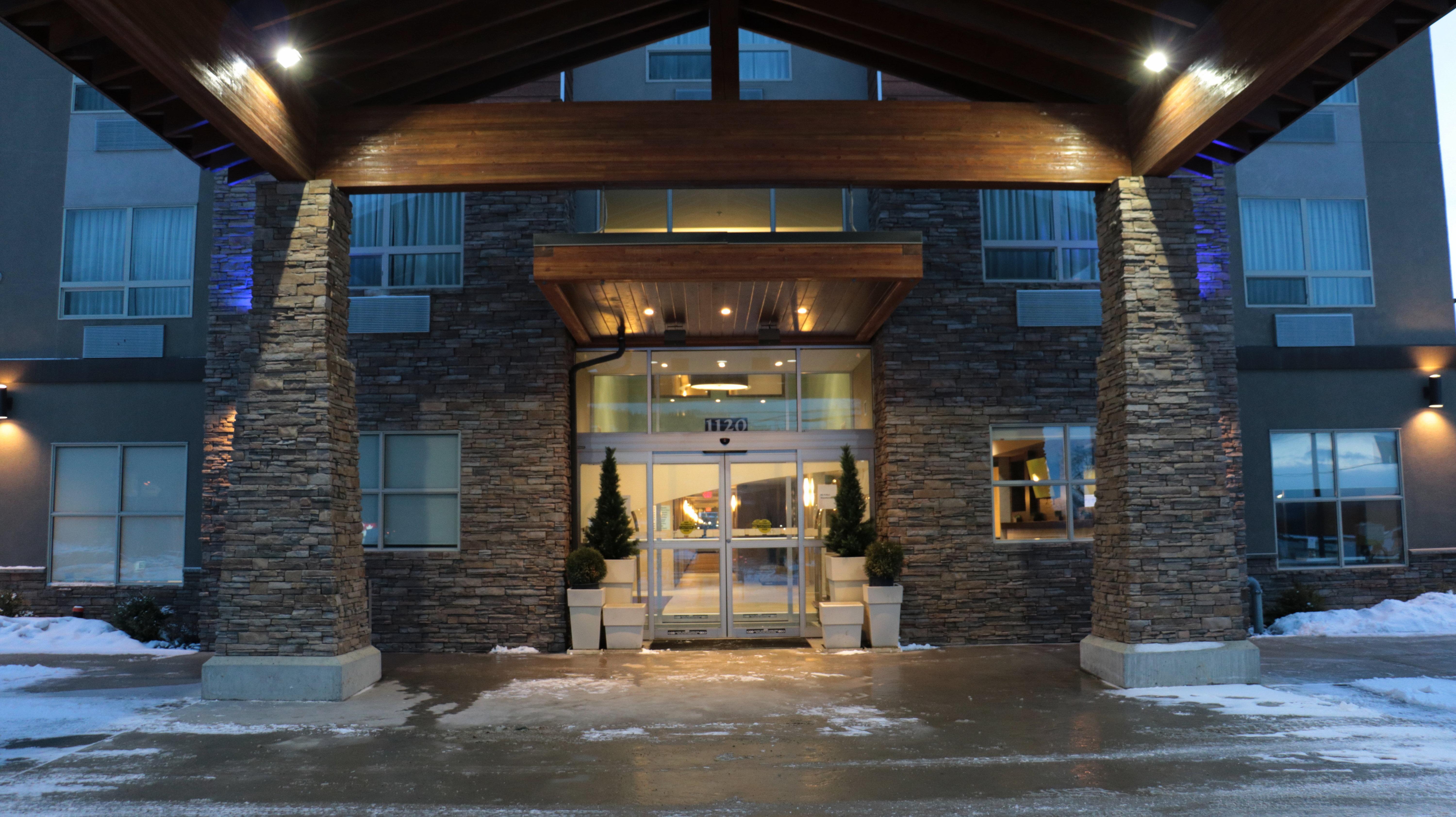 Holiday Inn Express Golden-Kicking Horse By Ihg Eksteriør bilde