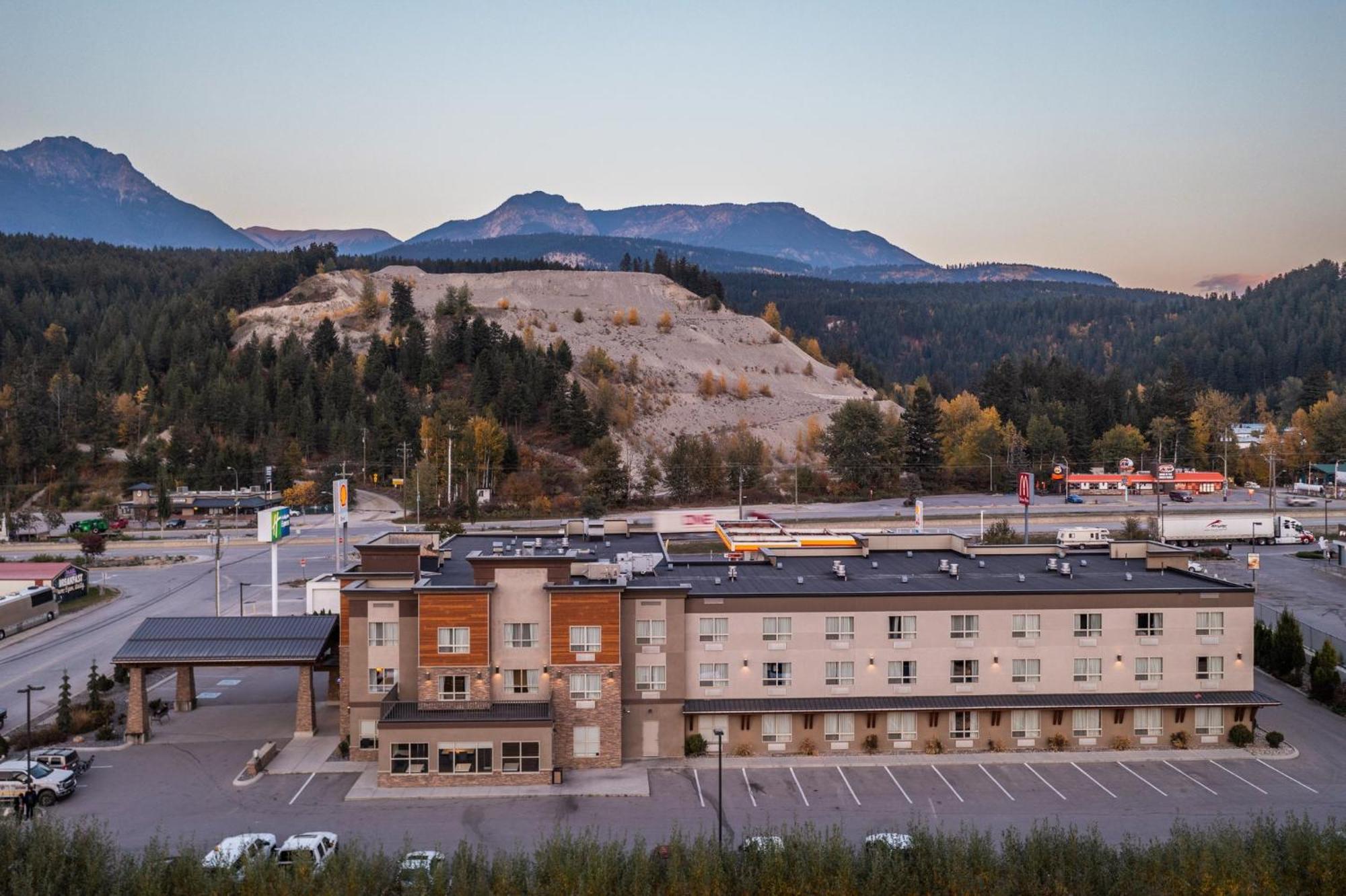 Holiday Inn Express Golden-Kicking Horse By Ihg Eksteriør bilde
