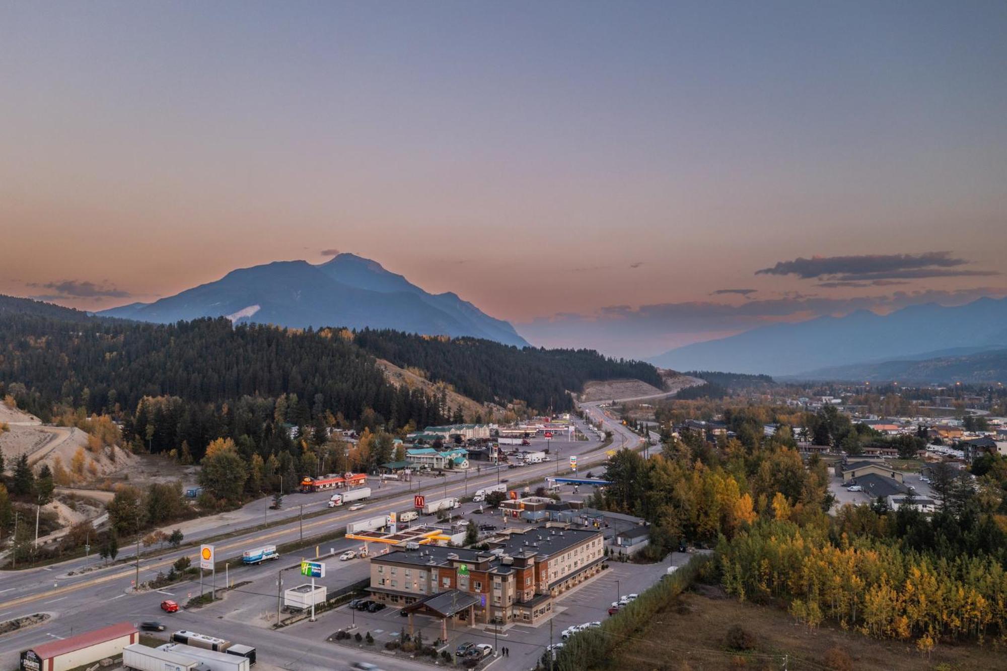 Holiday Inn Express Golden-Kicking Horse By Ihg Eksteriør bilde