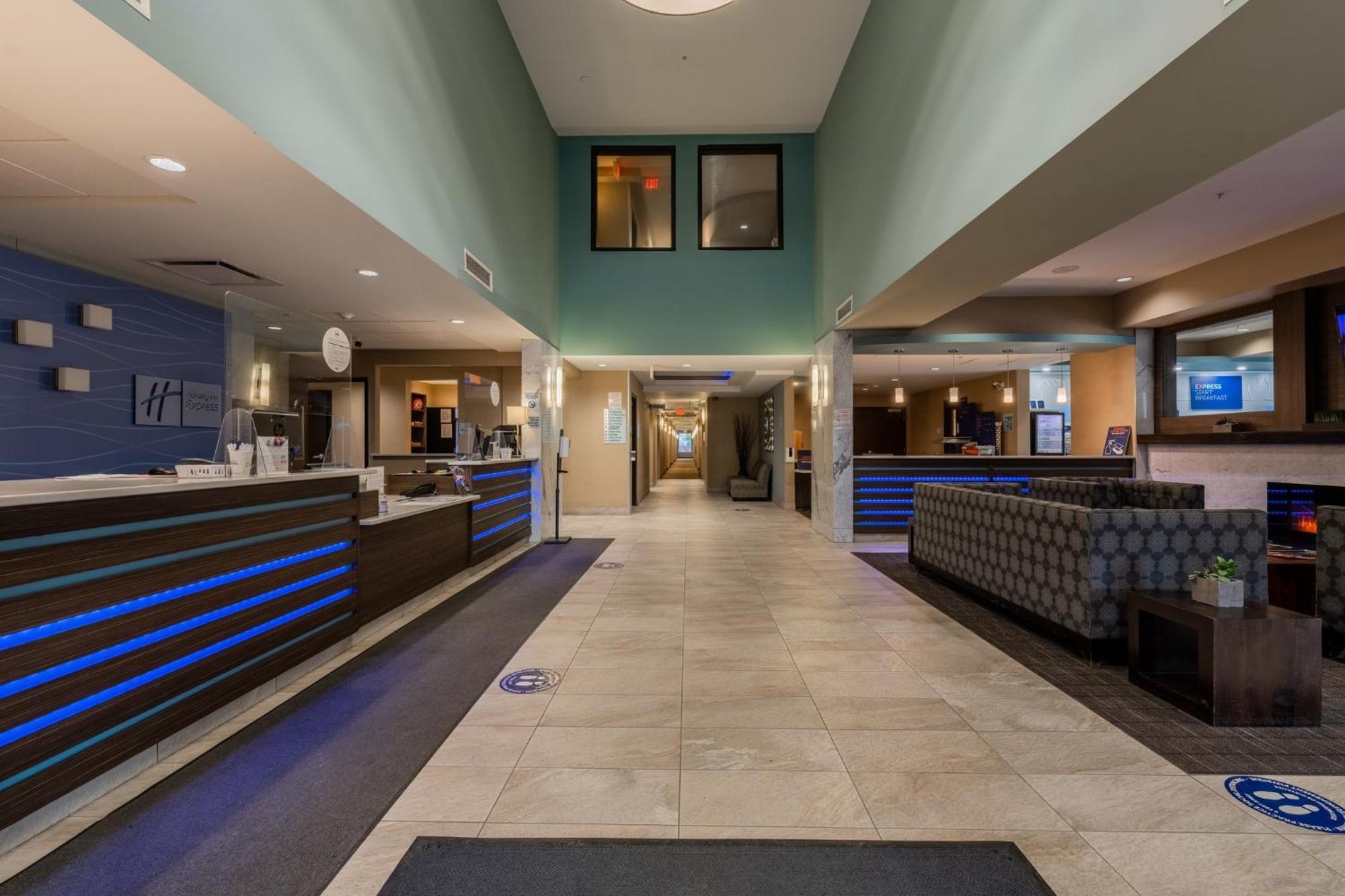 Holiday Inn Express Golden-Kicking Horse By Ihg Eksteriør bilde